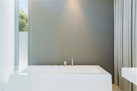 simsearch:6113-07565663,k - Bathtub in modern bathroom Foto de stock - Sin royalties Premium, Código: 6113-07159788