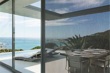 simsearch:6113-07160187,k - View of ocean beyond patio and swimming pool Photographie de stock - Premium Libres de Droits, Code: 6113-07159792