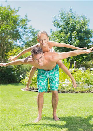 Father and daughter playing in backyard Foto de stock - Sin royalties Premium, Código: 6113-07159709