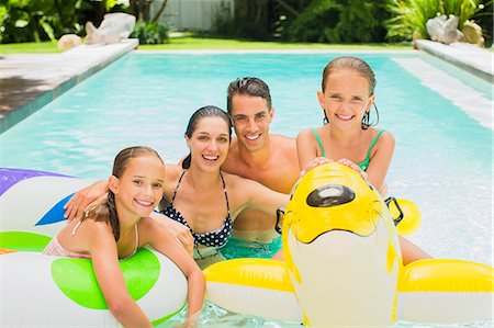 simsearch:6113-07159720,k - Family swimming in pool together Foto de stock - Sin royalties Premium, Código: 6113-07159722