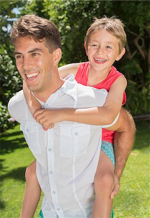 sulle spalle - Father and son playing in backyard Fotografie stock - Premium Royalty-Free, Codice: 6113-07159733