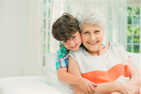 Older woman and grandson smiling in living room Photographie de stock - Premium Libres de Droits, Code: 6113-07159737