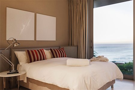 simsearch:6124-08703860,k - Modern bedroom with ocean view Photographie de stock - Premium Libres de Droits, Code: 6113-07159858