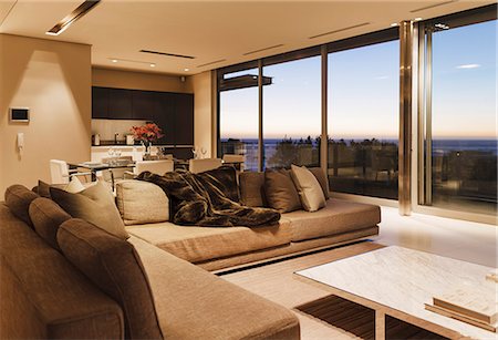 Modern living room overlooking ocean at sunset Stockbilder - Premium RF Lizenzfrei, Bildnummer: 6113-07159862