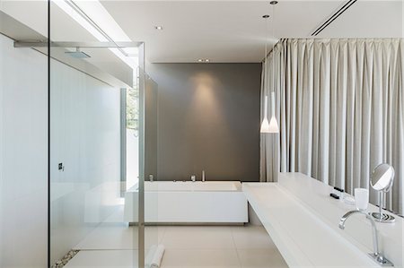 showering - Sink, bathtub and shower in modern bathroom Stock Photo - Premium Royalty-Free, Code: 6113-07159864