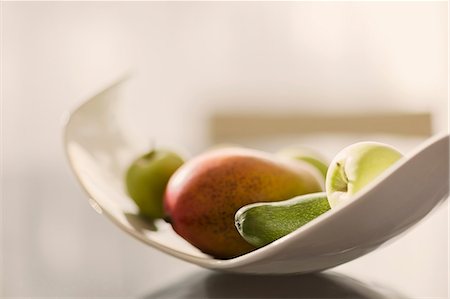 poire - Close up of fruit in bowl Photographie de stock - Premium Libres de Droits, Code: 6113-07159866