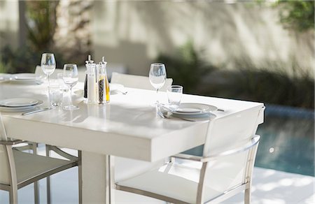 service de table - Set dining table on modern patio at poolside Photographie de stock - Premium Libres de Droits, Code: 6113-07159868