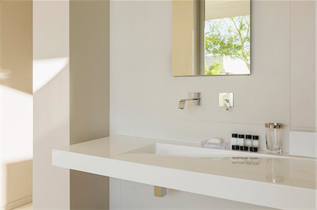 simsearch:6113-07565663,k - Sink in modern bathroom Foto de stock - Sin royalties Premium, Código: 6113-07159874