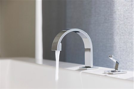 Water emitting from modern faucet Photographie de stock - Premium Libres de Droits, Code: 6113-07159810