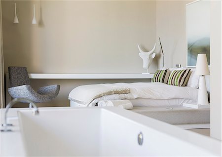 simsearch:6113-07159811,k - Bathtub in modern bedroom Foto de stock - Sin royalties Premium, Código: 6113-07159819