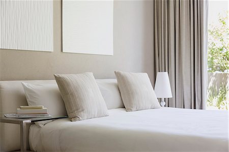 pieza - Bed in modern bedroom Foto de stock - Sin royalties Premium, Código: 6113-07159820