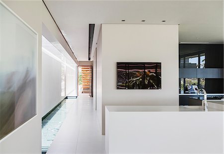 Corridor and kitchen in modern house Foto de stock - Sin royalties Premium, Código: 6113-07159821