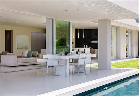 Set table on patio by pool of modern house Foto de stock - Sin royalties Premium, Código: 6113-07159831