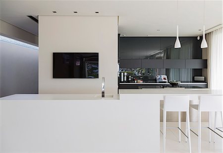 flatscreen - Sink and breakfast bar in modern kitchen Photographie de stock - Premium Libres de Droits, Code: 6113-07159832