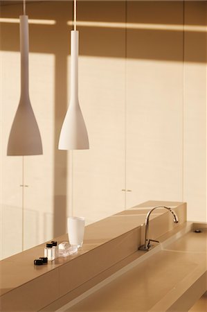 Sink and pendant light in modern bathroom Photographie de stock - Premium Libres de Droits, Code: 6113-07159838