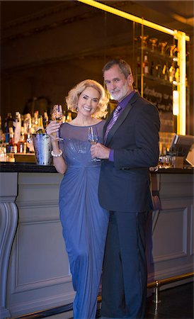 Portrait of well dressed couple drinking champagne in luxury bar Foto de stock - Sin royalties Premium, Código: 6113-07159949