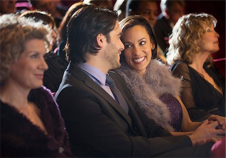 sala de cine - Smiling couple talking in theater audience Foto de stock - Sin royalties Premium, Código: 6113-07159995