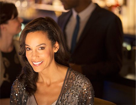 robe du soir - Portrait of well dressed woman smiling Photographie de stock - Premium Libres de Droits, Code: 6113-07159900