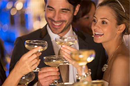 simsearch:6113-07543589,k - Close up of couple toasting champagne glasses Foto de stock - Sin royalties Premium, Código: 6113-07159909