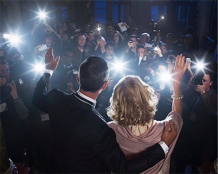 robe du soir - Celebrity couple waving to paparazzi at red carpet event Photographie de stock - Premium Libres de Droits, Code: 6113-07159929