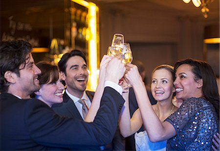 Well dressed friends toasting champagne flutes Photographie de stock - Premium Libres de Droits, Code: 6113-07160066