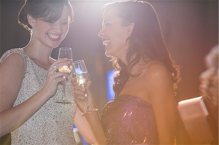 discoteca - Well dressed women toasting champagne flutes Foto de stock - Sin royalties Premium, Código: 6113-07160084