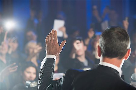 personas prominentes - Rear view of male celebrity waving to paparazzi Foto de stock - Sin royalties Premium, Código: 6113-07160001