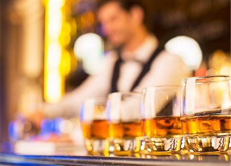 español (hombre) - Close up of bourbon in glasses in a row on bar Foto de stock - Sin royalties Premium, Código: 6113-07160011