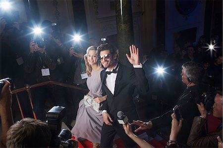 simsearch:6113-07160016,k - Well dressed celebrity couple waving to paparazzi on red carpet Foto de stock - Sin royalties Premium, Código: 6113-07160039