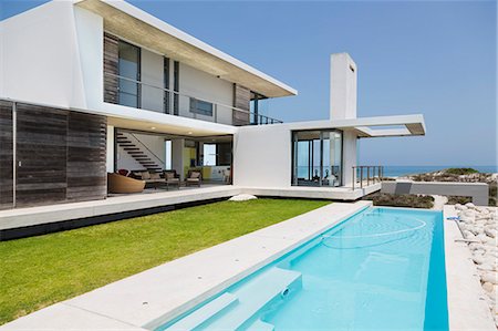 simsearch:6108-05875011,k - Lap pool along modern house Photographie de stock - Premium Libres de Droits, Code: 6113-07160145