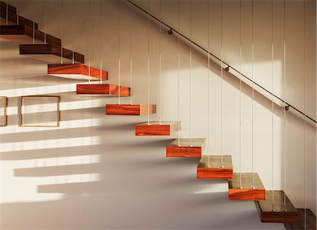 Shadows on floating staircase in modern house Photographie de stock - Premium Libres de Droits, Code: 6113-07160151