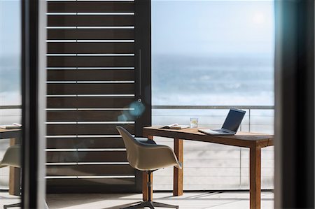 reja - Desk and chair in modern home office overlooking ocean Foto de stock - Sin royalties Premium, Código: 6113-07160154
