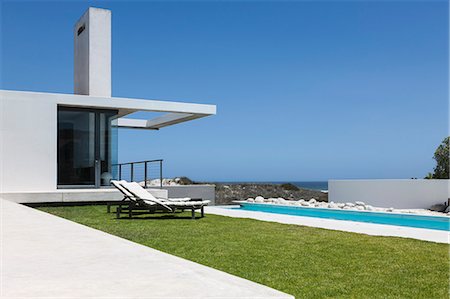 simsearch:6113-07160162,k - Lawn and lap pool along modern house Foto de stock - Sin royalties Premium, Código: 6113-07160162