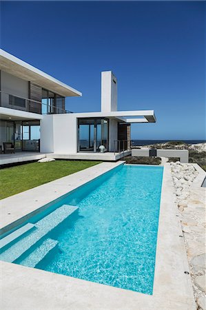 simsearch:6108-05875011,k - Lap pool and lawn outside modern house Photographie de stock - Premium Libres de Droits, Code: 6113-07160178