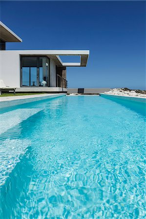 simsearch:6113-07160157,k - Lap pool outside modern house Foto de stock - Sin royalties Premium, Código: 6113-07160194