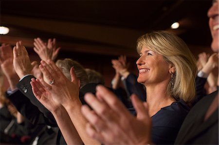 Close up of enthusiastic woman clapping in theater audience Foto de stock - Sin royalties Premium, Código: 6113-07160115