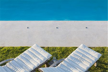 Lounge chairs at poolside Foto de stock - Sin royalties Premium, Código: 6113-07160240