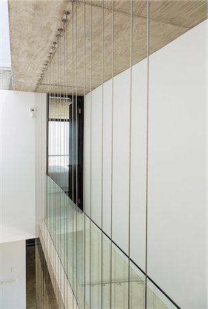 Wires along modern corridor Photographie de stock - Premium Libres de Droits, Code: 6113-07160244