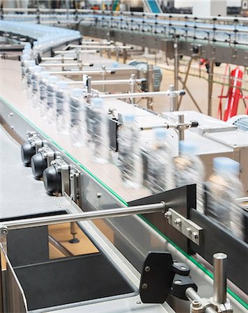 plastique - Bottles on conveyor belt in factory Foto de stock - Sin royalties Premium, Código: 6113-07160255