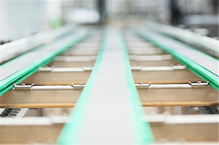 Close up of conveyor belt in factory Photographie de stock - Premium Libres de Droits, Code: 6113-07160258