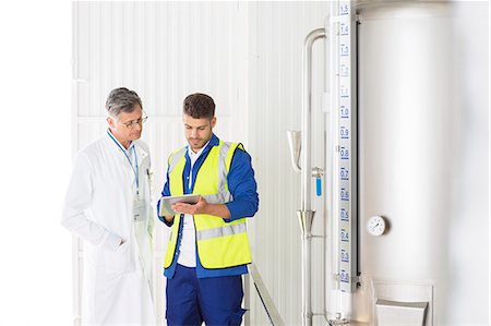 Worker and scientist talking in food processing plant Photographie de stock - Premium Libres de Droits, Code: 6113-07160259