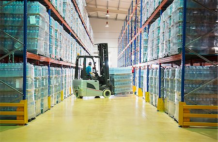 Worker moving pallets with forklift in warehouse Photographie de stock - Premium Libres de Droits, Code: 6113-07160296