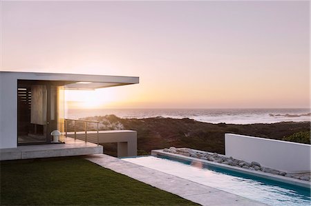 simsearch:6113-07543388,k - Modern house overlooking ocean at sunset Stock Photo - Premium Royalty-Free, Code: 6113-07160207