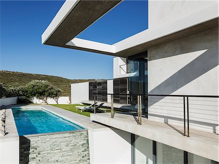 Balcony and lap pool of modern house Photographie de stock - Premium Libres de Droits, Code: 6113-07160229