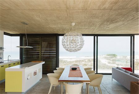 Dining room and kitchen overlooking ocean Photographie de stock - Premium Libres de Droits, Code: 6113-07160235