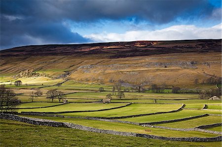 simsearch:6119-07453158,k - Clouds over rural hills Photographie de stock - Premium Libres de Droits, Code: 6113-07160349