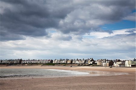 seaside village - Clouds forming over coastal village Photographie de stock - Premium Libres de Droits, Code: 6113-07160350