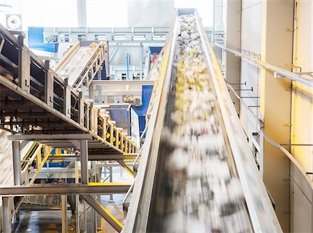 stabilimento per il riciclaggio - Recycling on conveyor belt in recycling center Fotografie stock - Premium Royalty-Free, Codice: 6113-07160315