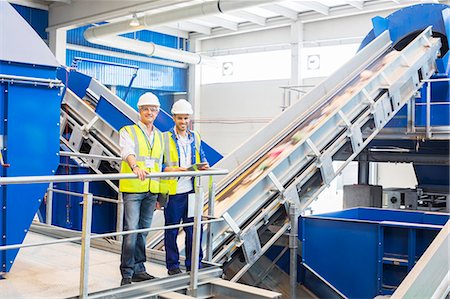 stabilimento per il riciclaggio - Workers smiling in recycling center Fotografie stock - Premium Royalty-Free, Codice: 6113-07160329