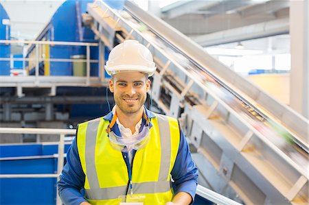 Worker smiling in recycling center Foto de stock - Sin royalties Premium, Código: 6113-07160333